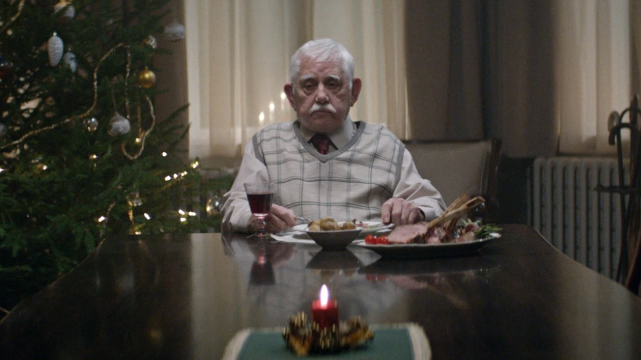 el-anuncio-navideno-de-edeka-el-abuelo-que-cena-solo-en-navidad-6054202