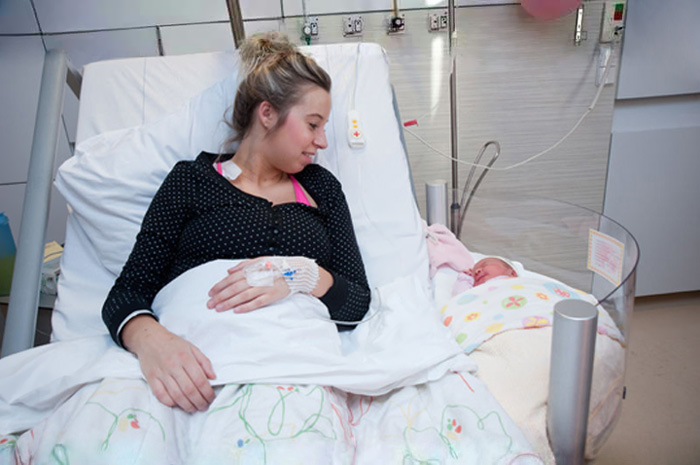 cuna-bebe-enganchable-cama-hospital-maternidad-2